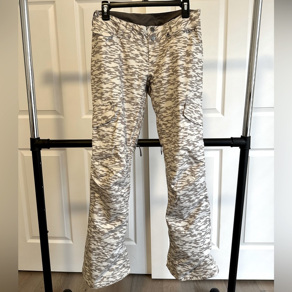 Burton women’s ski/snowboard pants. Camouflage. Size XS.